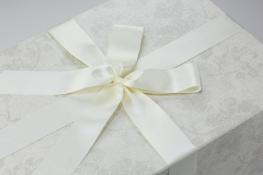 Die Accessoires-Boxen Silver Flowers werden mit einem wunderschönen Satinband kombiniert.
